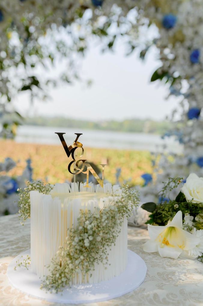Custom wedding cake by Cake by O2, Colombo